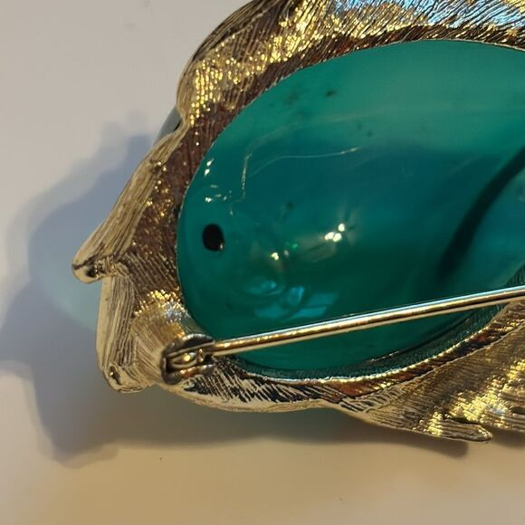 Vintage Art Deco Gold Tone and Green Clear Resin Fish Brooch Pin - Picture 6 of 7